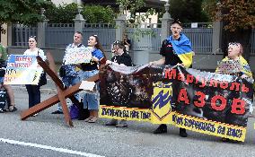 Relatives of POWs hold rally near Ukrainian parliament