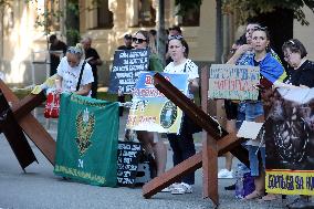 Relatives of POWs hold rally near Ukrainian parliament