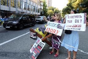 Relatives of POWs hold rally near Ukrainian parliament