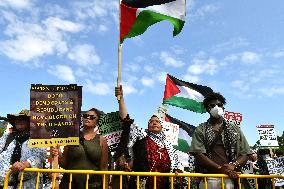 Thousands Protest Near Democratic Convention - Chicago