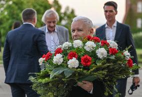 Jaroslaw Kaczynski Continues Monthly Visits To Brother's Crypt At Wawel