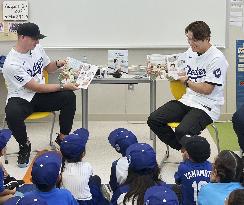 Los Angeles Dodgers pitcher Yamamoto with children