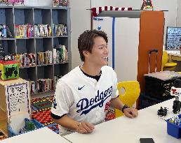 Los Angeles Dodgers pitcher Yamamoto with children