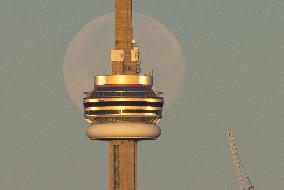 Full Supermoon Lights Up The Sky - Toronto