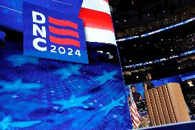 Barack Obama and Michelle at DNC - Chicago