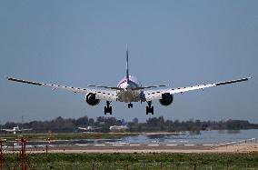 Diverse aircraft landing