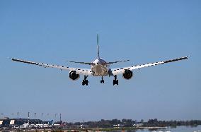 Diverse aircraft landing