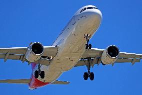 Diverse aircraft landing