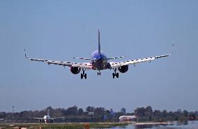 Diverse aircraft landing