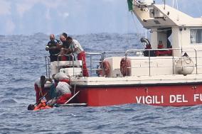 Bodies Brought Ashore From Wreck Of Sunken Yacht - Sicily