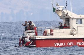 Bodies Brought Ashore From Wreck Of Sunken Yacht - Sicily