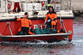 Bodies Brought Ashore From Wreck Of Sunken Yacht - Sicily