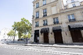 Entrance of L'Arc night club - Paris