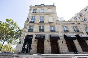 Entrance of L'Arc night club - Paris