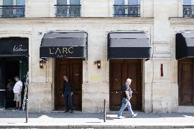 Entrance of L'Arc night club - Paris