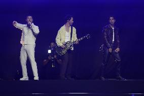 Jonas Brothers: Five Albums. One Night Concert