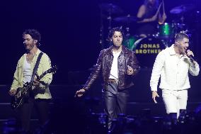 Jonas Brothers: Five Albums. One Night Concert