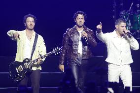 Jonas Brothers: Five Albums. One Night Concert