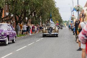 Vintage Vehicle Parade Baltic Chain 35