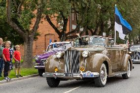 Vintage Vehicle Parade Baltic Chain 35