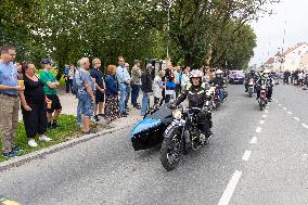 Vintage Vehicle Parade Baltic Chain 35