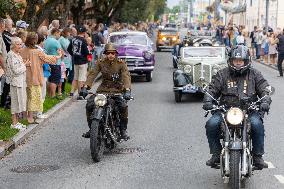 Vintage Vehicle Parade Baltic Chain 35