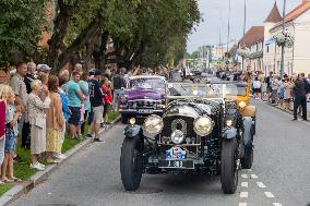 Vintage Vehicle Parade Baltic Chain 35