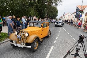 Vintage Vehicle Parade Baltic Chain 35