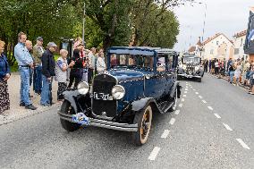 Vintage Vehicle Parade Baltic Chain 35