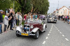 Vintage Vehicle Parade Baltic Chain 35