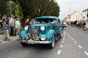 Vintage Vehicle Parade Baltic Chain 35