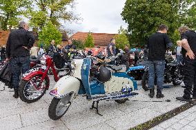 Vintage Vehicle Parade Baltic Chain 35