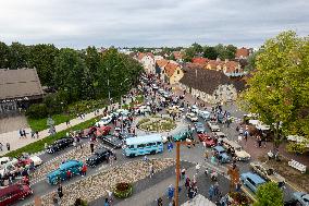 Vintage Vehicle Parade Baltic Chain 35