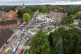 Vintage Vehicle Parade Baltic Chain 35