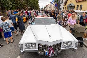 Vintage Vehicle Parade Baltic Chain 35