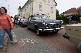 Vintage Vehicle Parade Baltic Chain 35