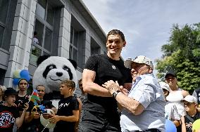 Celebrating Ukrainian athletes Parviz Nasibov and Viktoriia Kesar in Zaporizhzhia