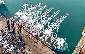 Ultra-large Shore Crane Export in Qingdao