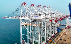 Ultra-large Shore Crane Export in Qingdao