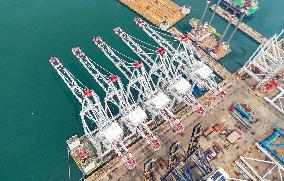 Ultra-large Shore Crane Export in Qingdao