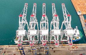 Ultra-large Shore Crane Export in Qingdao