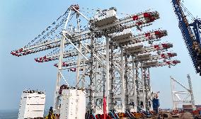 Ultra-large Shore Crane Export in Qingdao