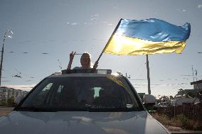 Run with Ukrainian flag in Kyiv