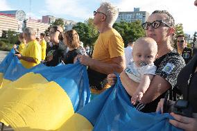 Run with Ukrainian flag in Kyiv