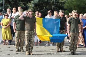 Run with Ukrainian flag in Kyiv