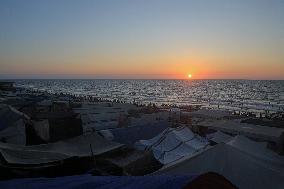 Displaced Palestinians Cool Off Seaside - Gaza