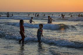 Displaced Palestinians Cool Off Seaside - Gaza