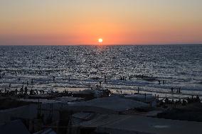 Displaced Palestinians Cool Off Seaside - Gaza