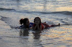 Displaced Palestinians Cool Off Seaside - Gaza