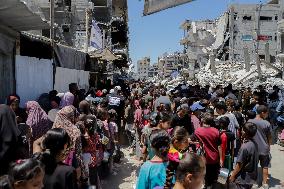 Palestinians Queue For Food - Gaza